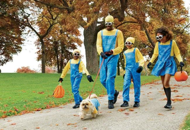 Minions family Halloween costumes with dog