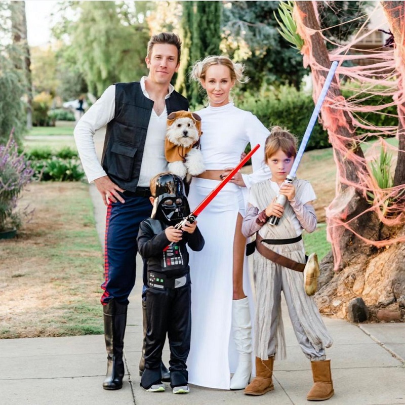 Disney Star Wars family Halloween costumes with dog and two kids