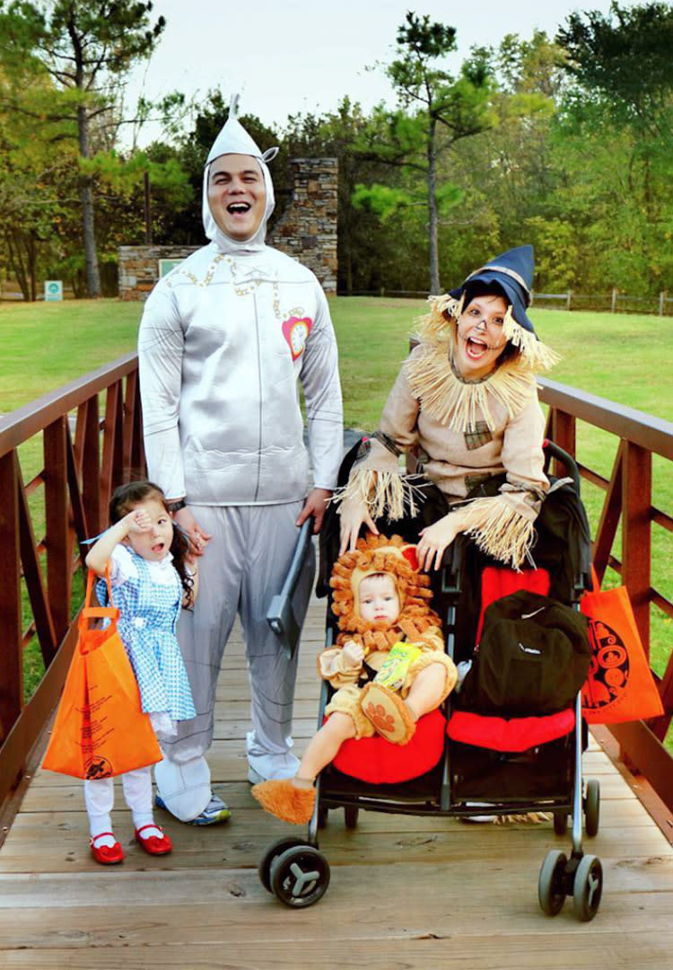 family of 4 Wizard of Oz Halloween costume idea