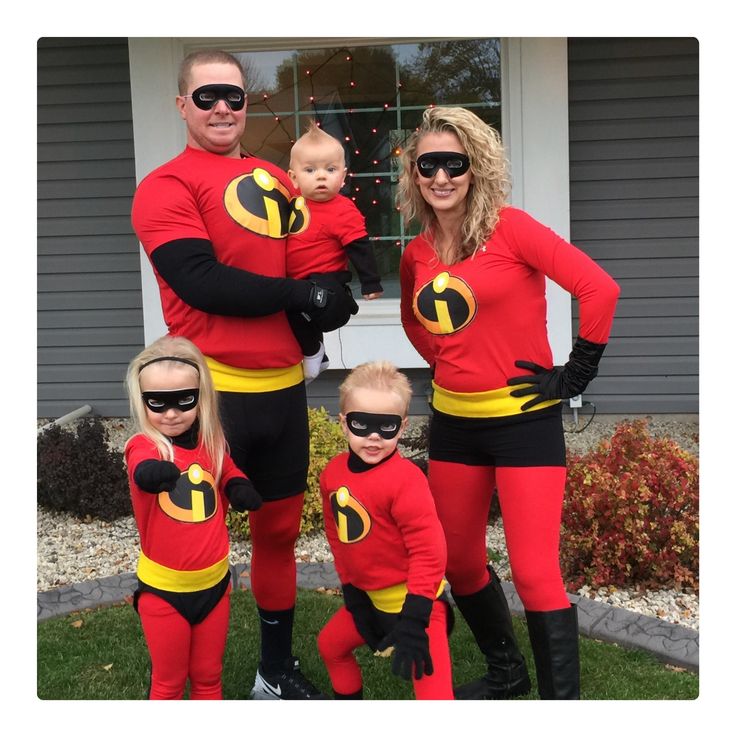family of 5 Halloween costumes with The Incredibles