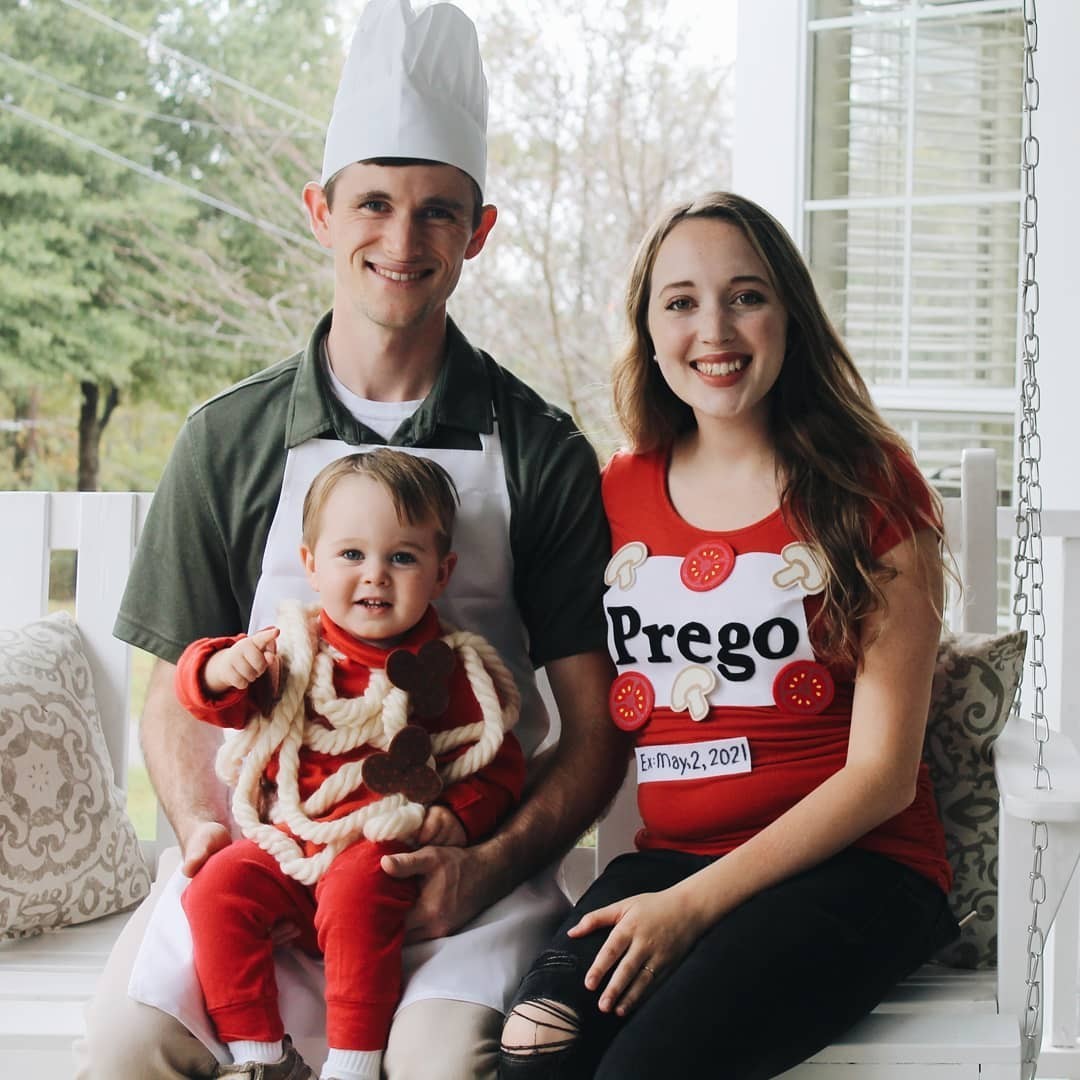Family Halloween costume with pregnant mom, dad, and toddler with prego sauce costume