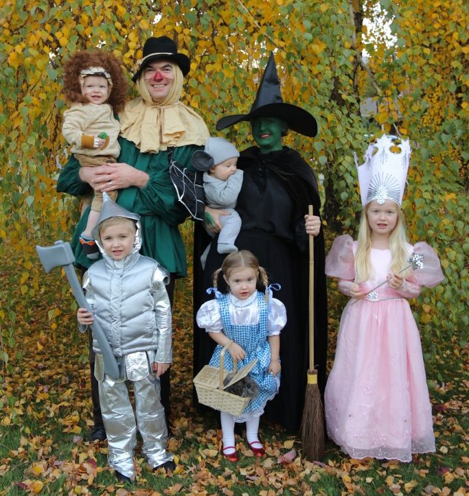 Wizard of Oz family Halloween costumes for 6 with baby